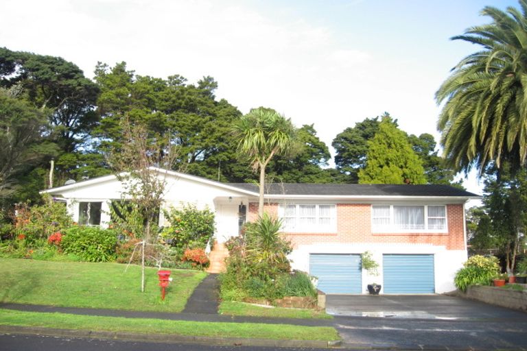 Photo of property in 17 Walpole Avenue, Hillpark, Auckland, 2102