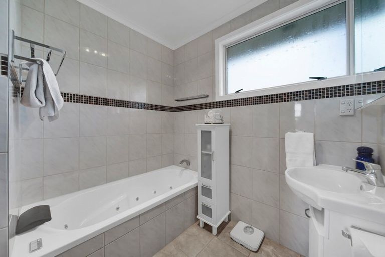 Photo of property in 124 Pioneer Road, Moturoa, New Plymouth, 4310