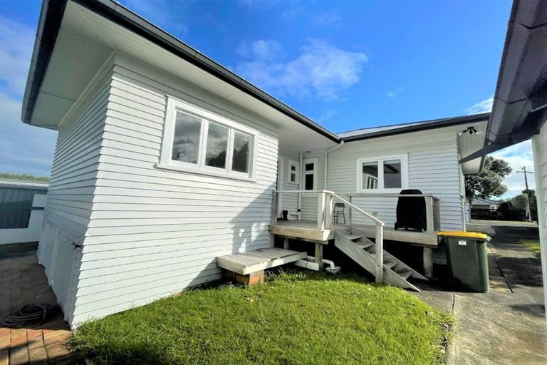 Photo of property in 20 Alberta Street, Point Chevalier, Auckland, 1022