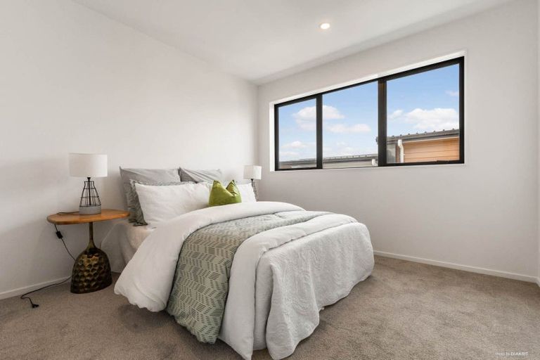 Photo of property in 2/145 Carlisle Road, Northcross, Auckland, 0632