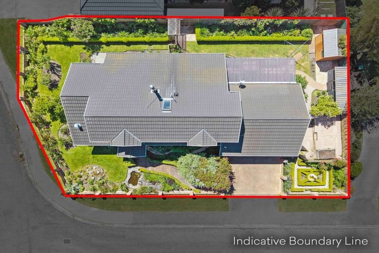 Photo of property in 10 Regency Crescent, Redwood, Christchurch, 8051