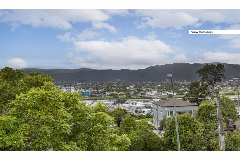 Photo of property in 24 Miromiro Road, Normandale, Lower Hutt, 5010