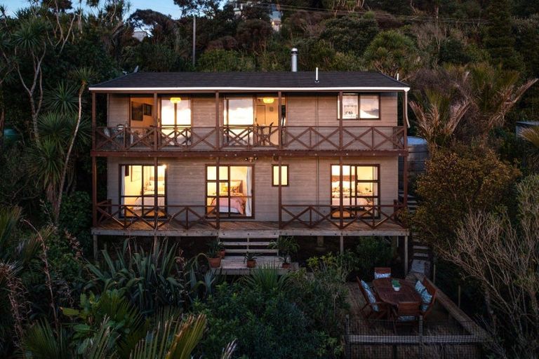 Photo of property in 22 Pendrell Road, Piha, New Lynn, 0772