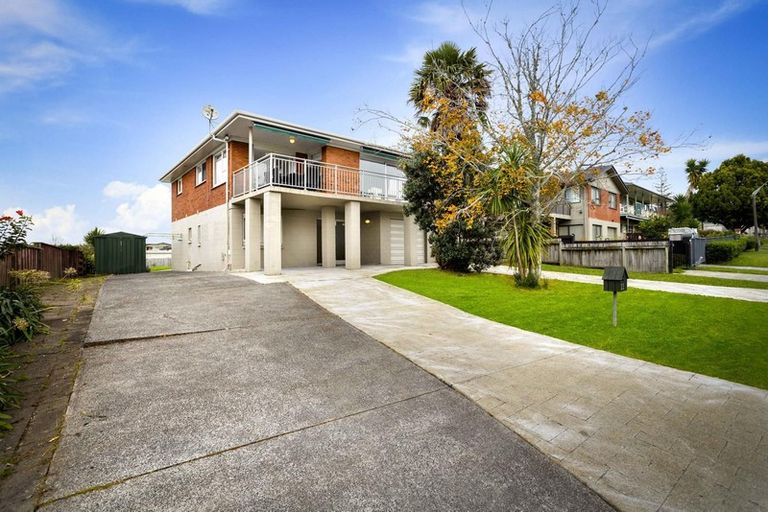 Photo of property in 11 Jenelin Road, Glendene, Auckland, 0602