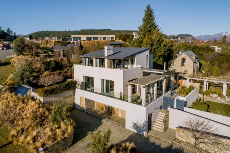 Photo of property in 8b Minaret Ridge, Wanaka, 9305