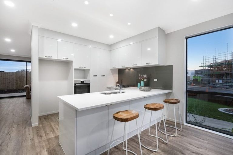 Photo of property in 11 Karokaro Road, Takanini, 2112