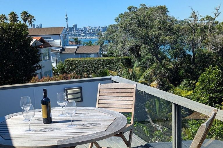 Photo of property in 18 Tizard Road, Birkenhead, Auckland, 0626