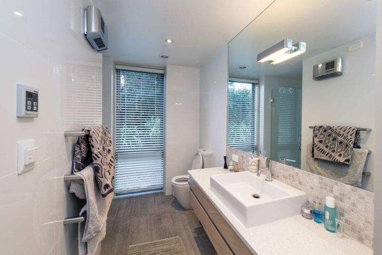 Photo of property in 28 Kennedy Crescent, Wanaka, 9305