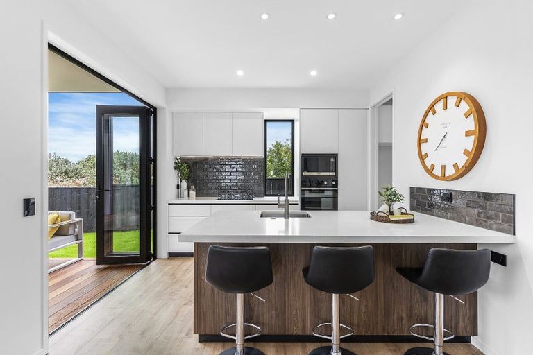 Photo of property in 1 The Crest, Sunnyhills, 2010