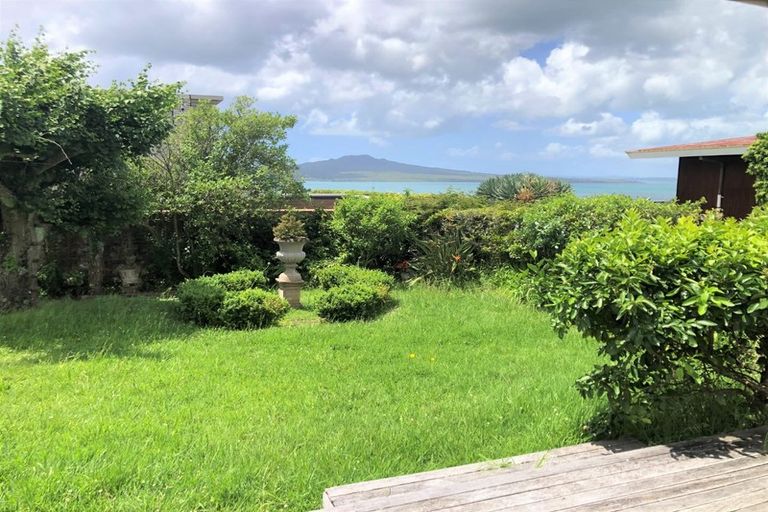 Photo of property in 1/42 Seacliffe Avenue, Belmont, Auckland, 0622