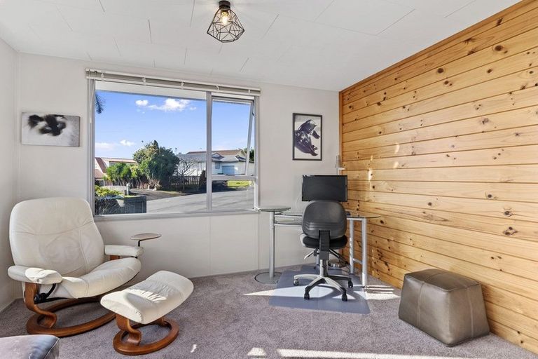 Photo of property in 1/17 Grenadine Place, Unsworth Heights, Auckland, 0632