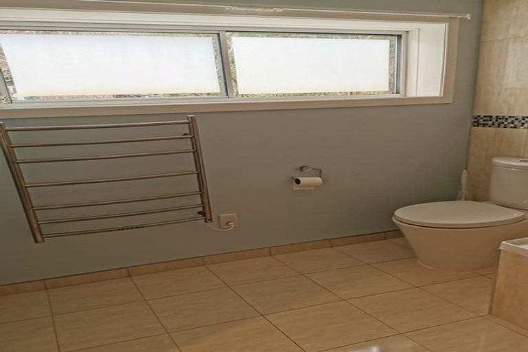 Photo of property in 16 Beeche Place, Birkdale, Auckland, 0626