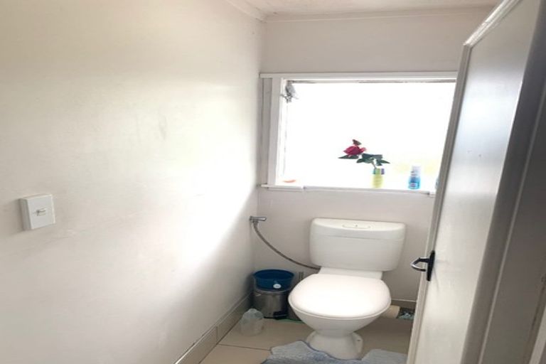 Photo of property in 23 Chivalry Road, Glenfield, Auckland, 0629