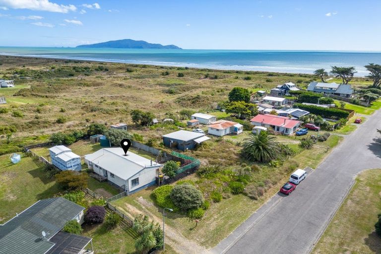 Photo of property in 17 Kitchener Street, Te Horo Beach, Otaki, 5581