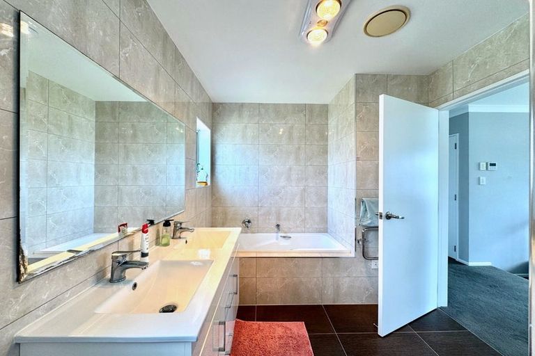 Photo of property in 152 Hill Road, The Gardens, Auckland, 2105