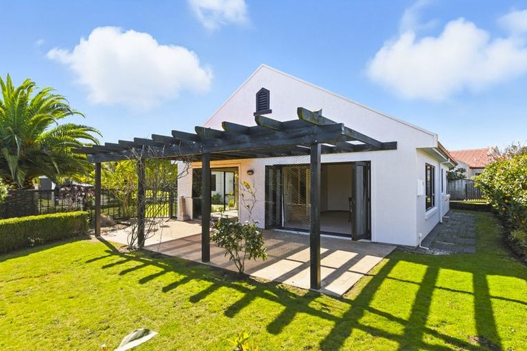 Photo of property in 2 Quadrant Heights, Paraparaumu, 5032