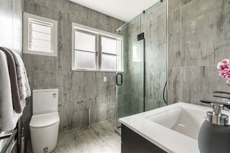 Photo of property in 30a Hanlon Crescent, Narrow Neck, Auckland, 0624