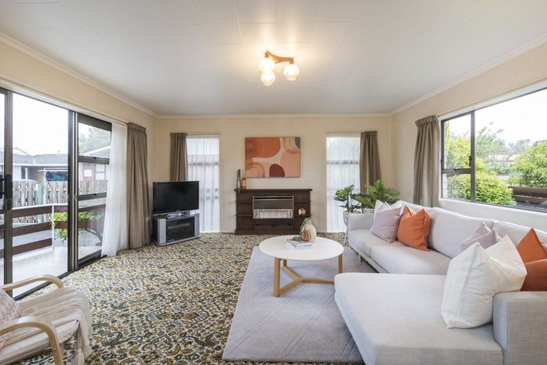 Photo of property in 6 Chertsey Court, Roslyn, Palmerston North, 4414