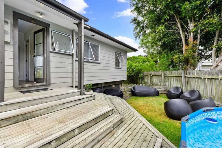 Photo of property in 10 Lorena Place, West Harbour, Auckland, 0618