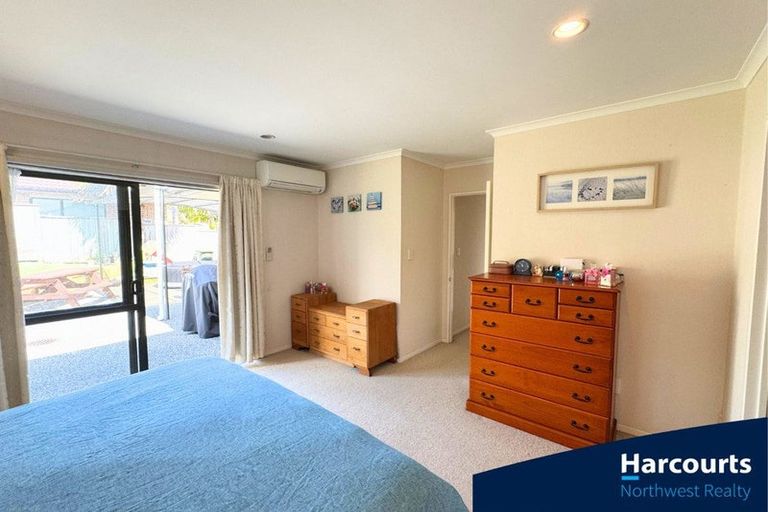 Photo of property in 20 Reybert Place, Massey, Auckland, 0614