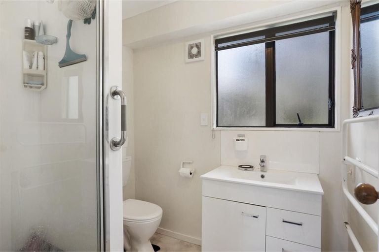 Photo of property in 1/51b Sunset Road, Totara Vale, Auckland, 0632