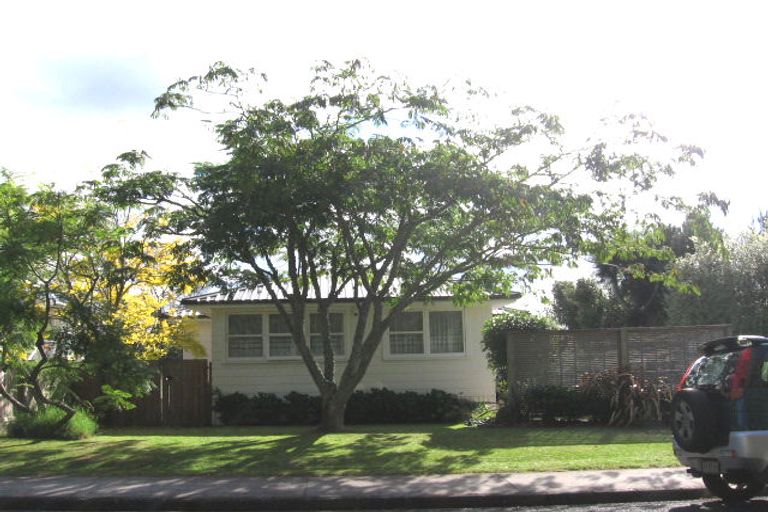 Photo of property in 14 Thomas Avenue, Te Atatu Peninsula, Auckland, 0610