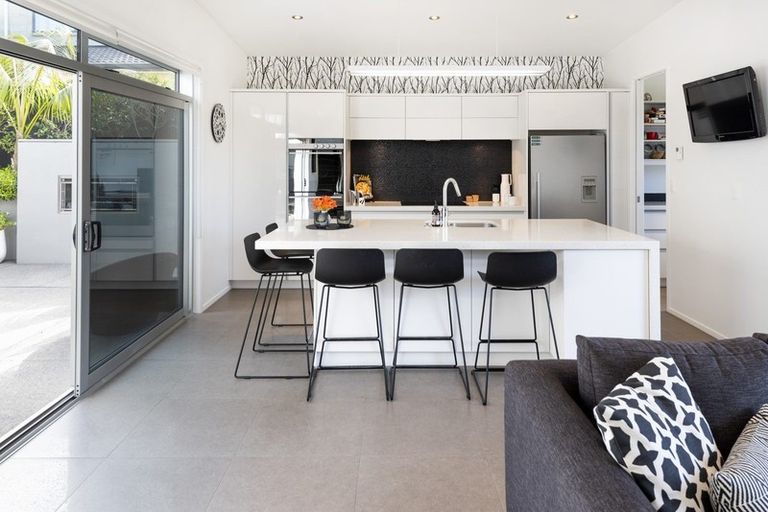 Photo of property in 15 Oceania Place, Mellons Bay, Auckland, 2014