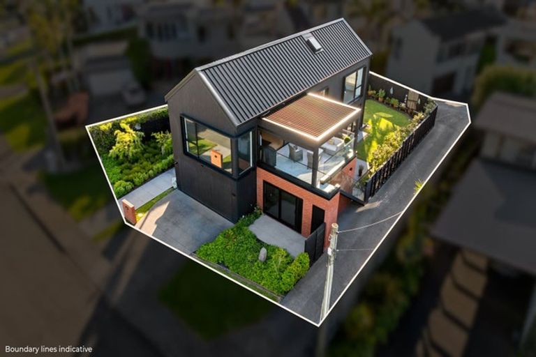 Photo of property in 10 Vaughan Crescent, Murrays Bay, Auckland, 0630