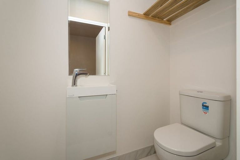 Photo of property in 4/26 Springvale Drive, Fairview Heights, Auckland, 0632