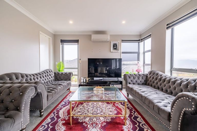 Photo of property in 31 Percy Kinsman Crescent, Riverstone Terraces, Upper Hutt, 5018