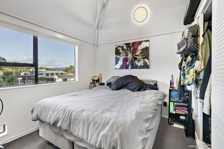 Photo of property in 142 Akaroa Drive, Maupuia, Wellington, 6022