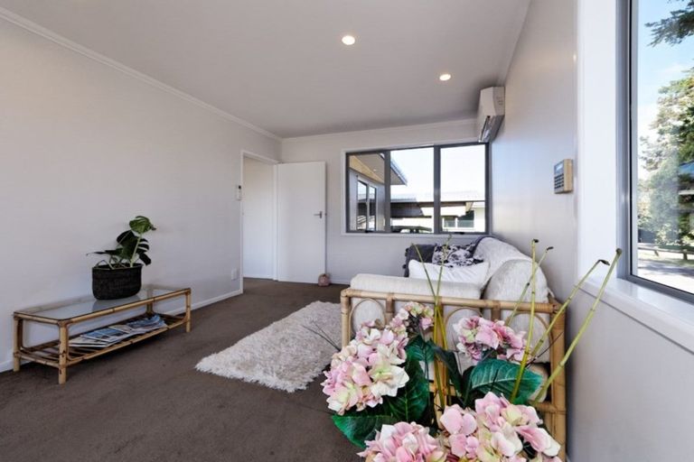Photo of property in 1/93 Hobsonville Road, West Harbour, Auckland, 0618