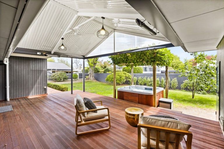 Photo of property in 2 Bale Place, Havelock North, 4130