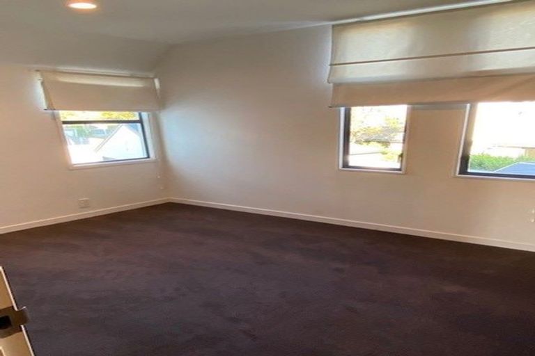 Photo of property in 8 Oakford Close, Riccarton, Christchurch, 8011