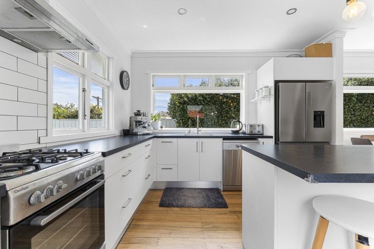 Photo of property in 130 Seaview Road, Westown, New Plymouth, 4310