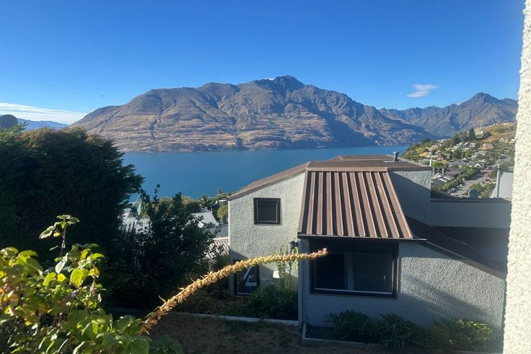 Photo of property in 92 Wynyard Crescent, Fernhill, Queenstown, 9300