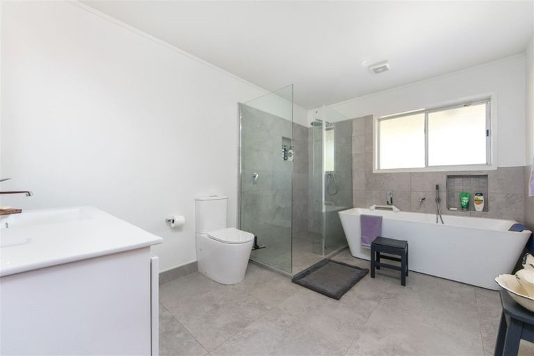 Photo of property in 74 Millbrook Road, Henderson, Auckland, 0612