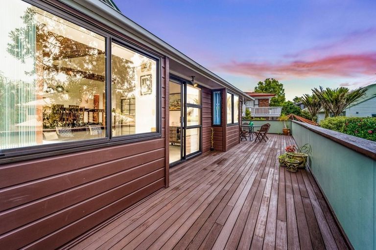 Photo of property in 32 Marina View Drive, West Harbour, Auckland, 0618