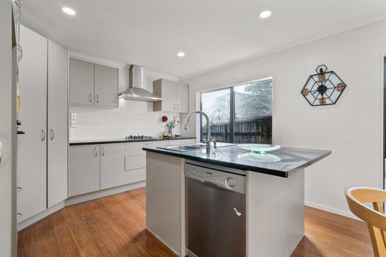 Photo of property in 43 Glenveagh Park Drive, Weymouth, Auckland, 2103