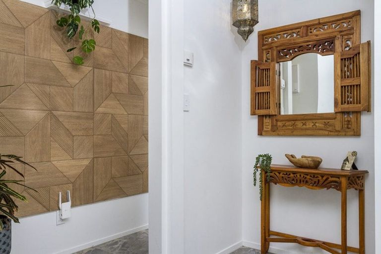 Photo of property in 2/20 Kiteroa Terrace, Rothesay Bay, Auckland, 0630