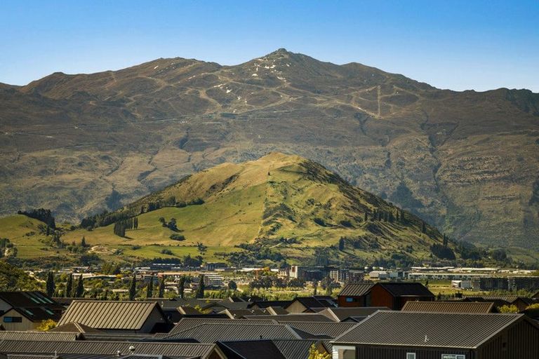 Photo of property in 42 Cunninghams Drive, Jacks Point, Queenstown, 9371