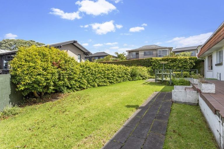 Photo of property in 1/95 Aberdeen Road, Castor Bay, Auckland, 0620