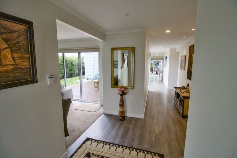 Photo of property in 17 Walter Ruddock Avenue, Kumeu, 0810