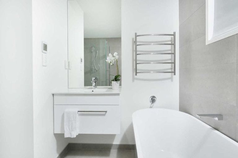 Photo of property in 72 Aikmans Road, Merivale, Christchurch, 8014