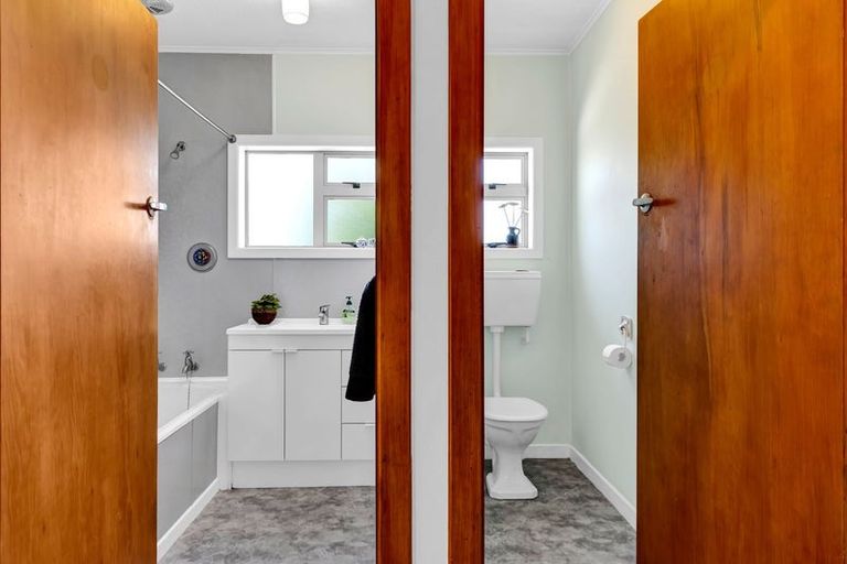 Photo of property in 10 York Crescent, Westown, New Plymouth, 4310