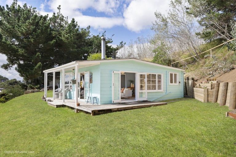 Photo of property in 8 Signal Street, Foxton Beach, Foxton, 4815