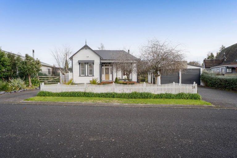 Photo of property in 24 Dunn Street, Egmont Village, 4372