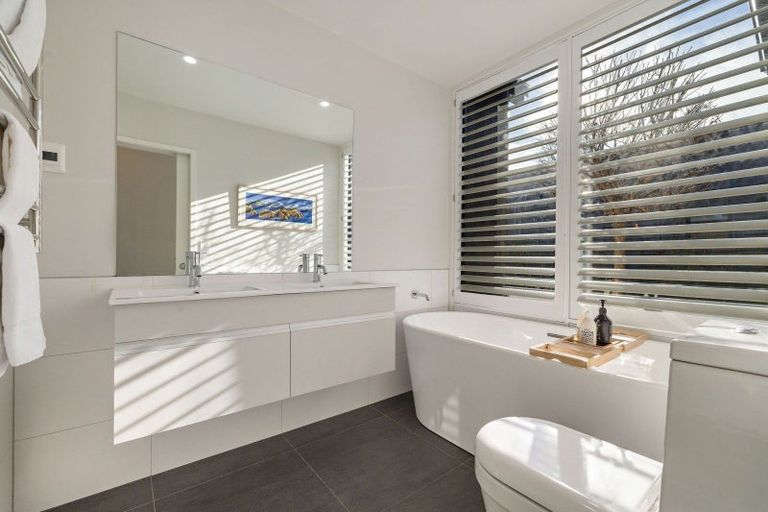 Photo of property in 6 Fife Court, Jacks Point, Queenstown, 9371