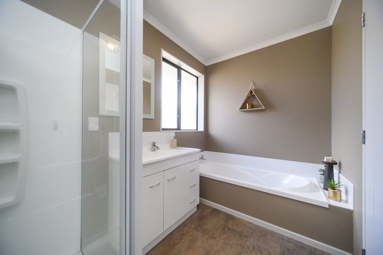 Photo of property in 78 Geneva Terrace, Kelvin Grove, Palmerston North, 4414