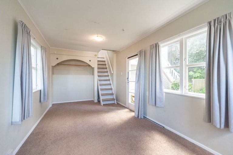 Photo of property in 80 Kelburn Parade, Kelburn, Wellington, 6012